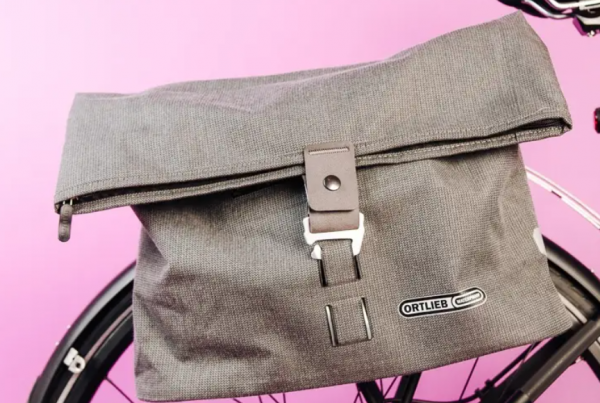 Tas sepeda dengan kompartemen berbagai ukuran